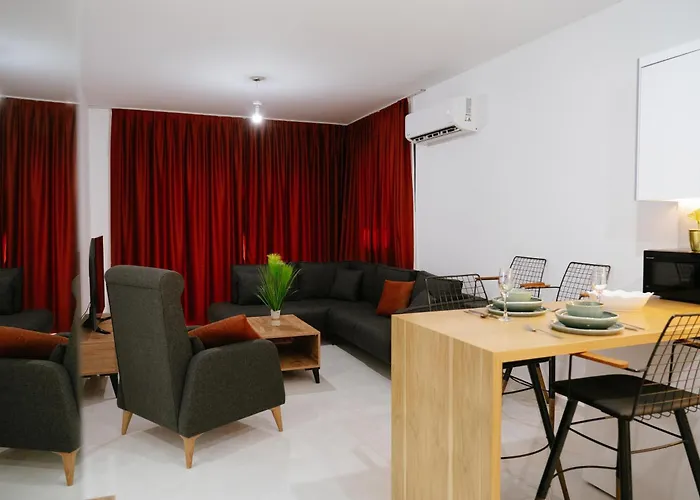 Caesar Deluxe Homes With Saunas, Spas, Waterparks & Beaches *